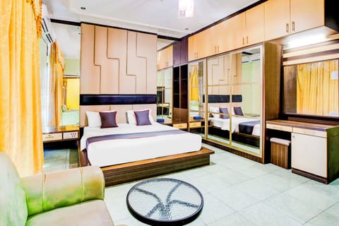 Deluxe Double Room | Desk, WiFi (free), bed sheets