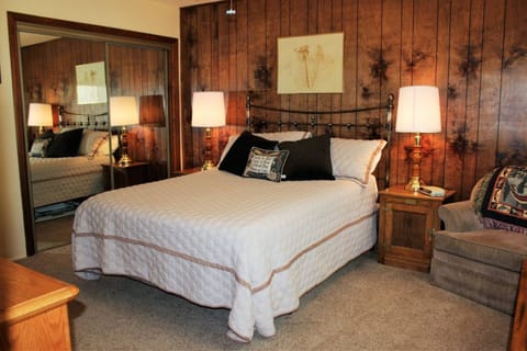 Signature Cabin, 3 Bedrooms, Fireplace | Individually decorated, individually furnished, free WiFi, bed sheets