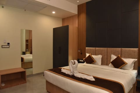 Deluxe Double Room | In-room safe, desk, laptop workspace, free WiFi