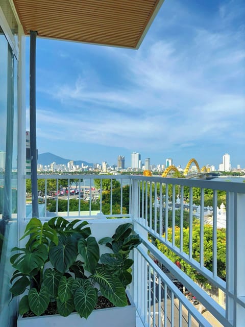 Deluxe Studio, Balcony, River View | Terrace/patio