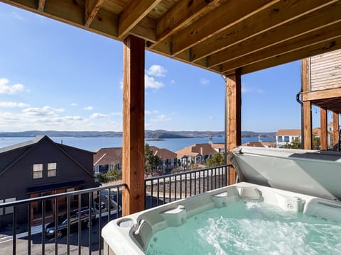 Hot tub on deck to see the views of the lake