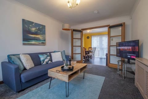Bright and comfortable living room with cozy seating and a Smart TV with Netflix.