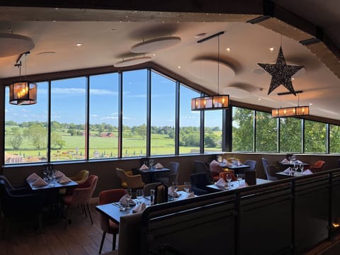 3 restaurants; breakfast, lunch, dinner, and brunch served