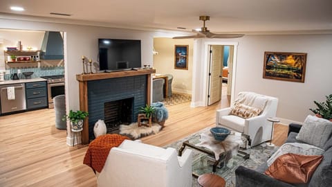 A stylish and open-concept living with all the comfort! Perfect for medical professionals, couples retreat or girls' weekend. Your stay will be filled with amenities that pamper you.