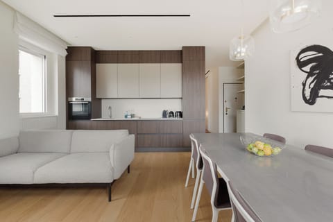 Appartamento con 2 camere da Letto, Via Santa Sofia 8 | Living area | Smart TV