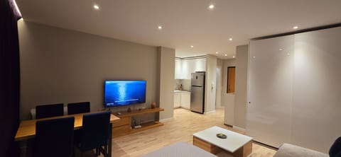 Deluxe Studio | Living area | Flat-screen TV