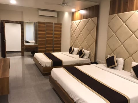 Family Room | Desk, laptop workspace, free WiFi