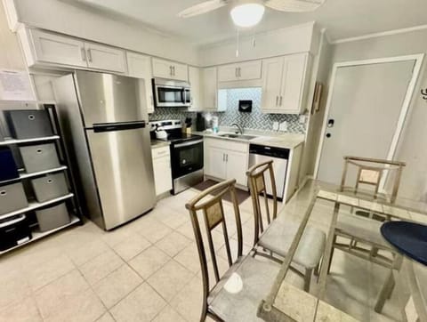 A bright, open space perfect for prepping fresh seafood & island-inspired meals.