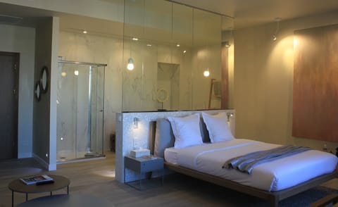 Deluxe Suite | Minibar, in-room safe, individually decorated, individually furnished