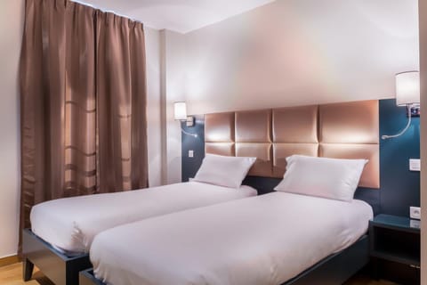 Twin Room | Minibar, in-room safe, desk, soundproofing