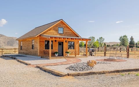 Welcome to Diamond Creek Cabin! Mountain views and a short drive to historic Cody, Wyoming