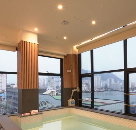 City White Room | Blackout drapes, soundproofing, free WiFi, bed sheets