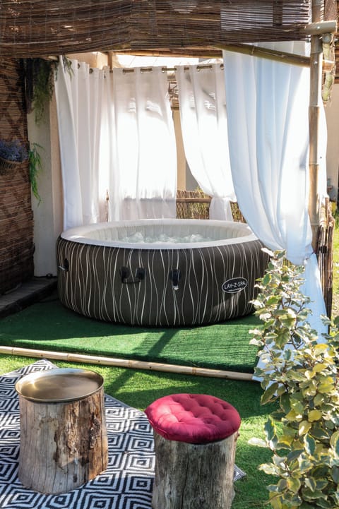 Outdoor spa tub
