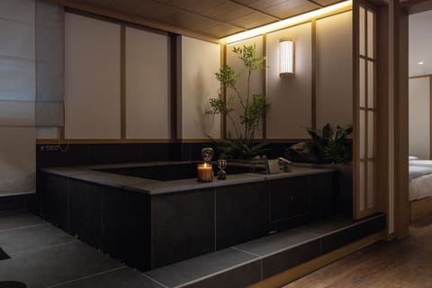 SIGNATURE (A) | Blackout drapes, soundproofing, free WiFi, bed sheets