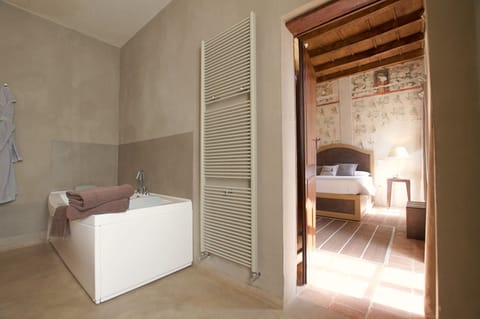 Deluxe Double Room, Balcony | Bathroom | Separate tub and shower, free toiletries, hair dryer, slippers
