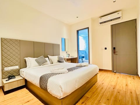 Standard Room, 1 King Bed | Desk, laptop workspace, free WiFi
