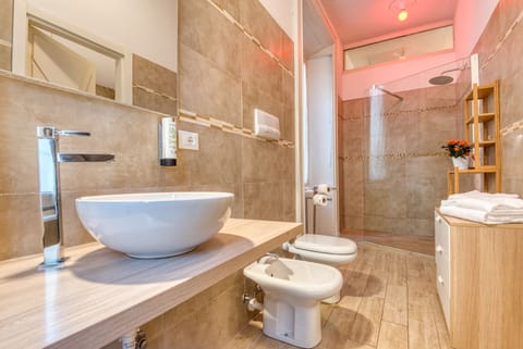 Deluxe Studio Suite | Bathroom | Shower, free toiletries, hair dryer, towels