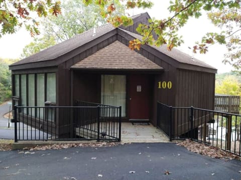 Welcome to Treetop Villa 100!  Your charming lakeside retreat at Treetop Village in the Four Seasons Area awaits!