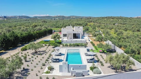 Discover Nostra Terra Villa, where contemporary comfort meets Crete’s countrysid