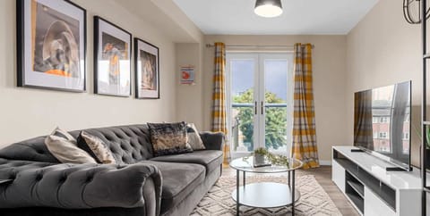 Bright open-plan living space with free parking right outside, settle in and make yourself at home