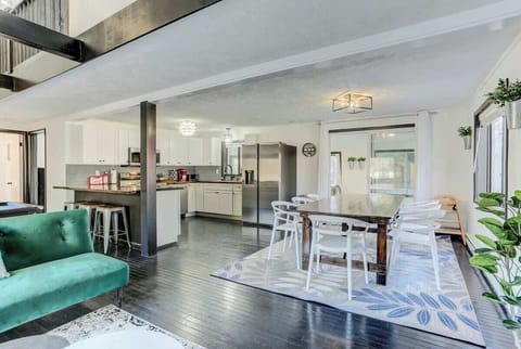 The natural light makes this space even brighter!

