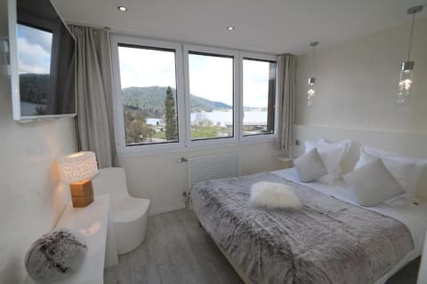 Luxury Suite, Lake View | Free WiFi, bed sheets