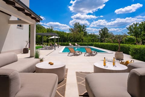 Welcome to Villa Aria Relax, a charming 4-bedroom retreat set in the heart of untouched Dalmatian countryside