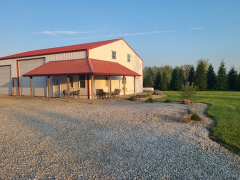 Modern Barndominium Retreat – 8 Min to Grand Park, Peaceful 5 Acres