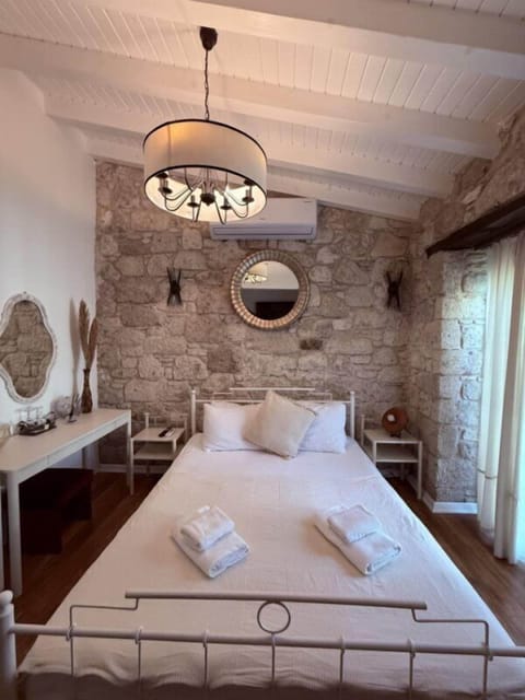 Deluxe Suite, Garden View | Free cribs/infant beds, free WiFi, bed sheets