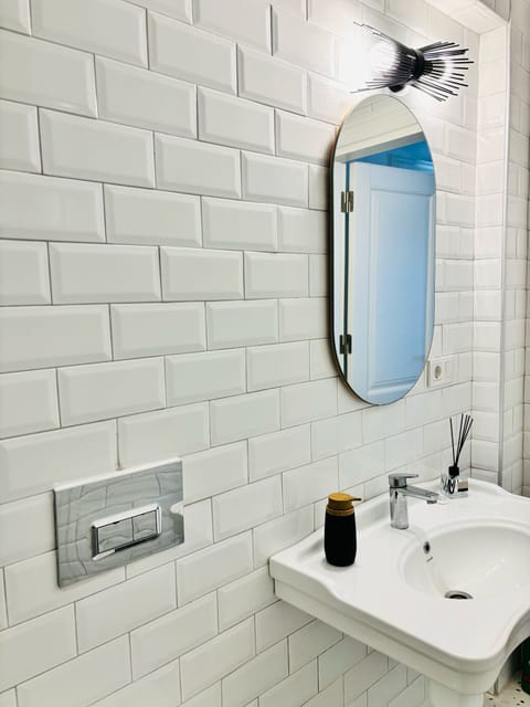 Deluxe Suite, Garden View | Bathroom | Shower, hair dryer, soap, shampoo