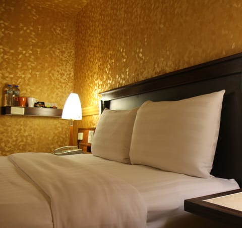 Business Double Room | Desk, soundproofing, iron/ironing board, free WiFi