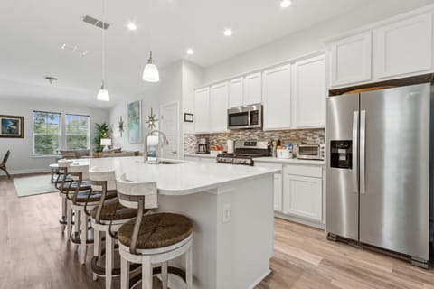 426 S 8th St - Full Kitchen and Breakfast Bar 1