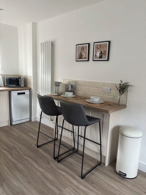 Little breakfast bar. Dishwasher is provided.