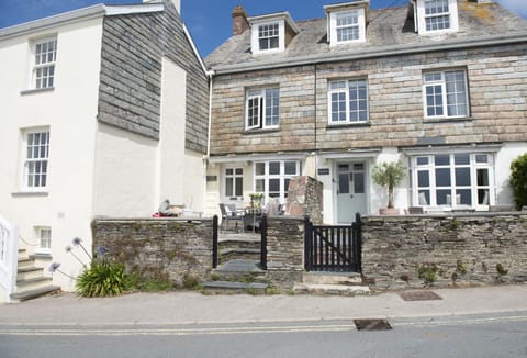 Aloe Cottage is situated in one of the most sought after locations in Rock, offering breathtaking views across the Camel Estuary