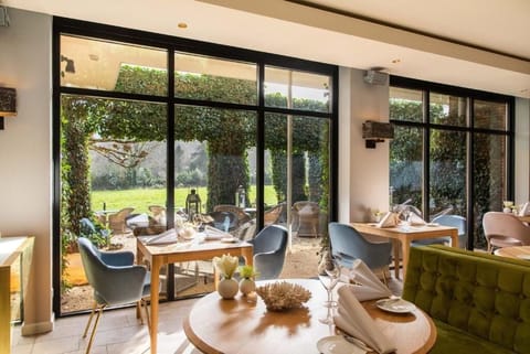 2 restaurants; lunch and dinner served