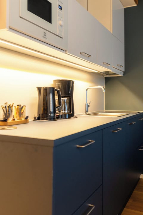 Deluxe Double Room, City View | Private kitchen | Electric kettle