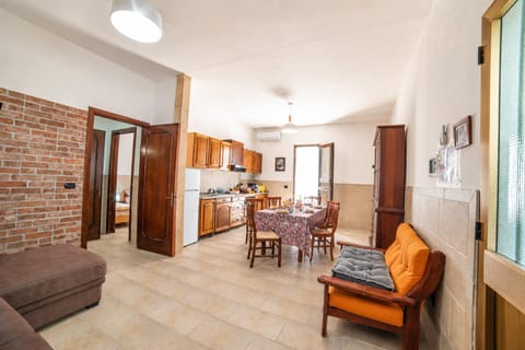 Family Villa, 2 Bedrooms, 2 Bathrooms, Sea Facing (Villa Benedetta 50m from Beach) | Interior