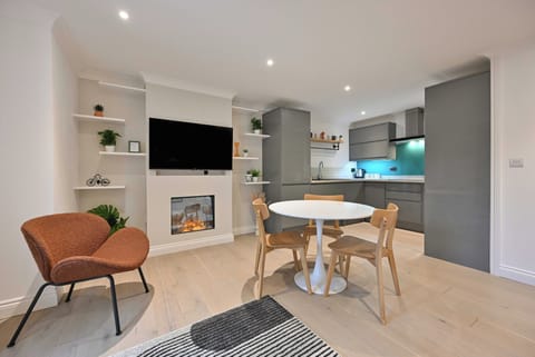 Apartment, 2 Bedrooms | Dining room