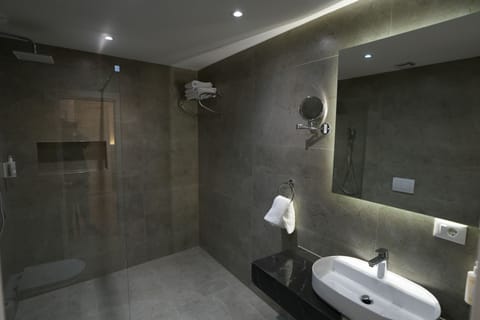 Family Quadruple Room | Bathroom | Shower, free toiletries, hair dryer, towels