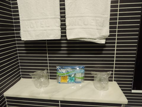 Single Room | Bathroom | Free toiletries, hair dryer, towels