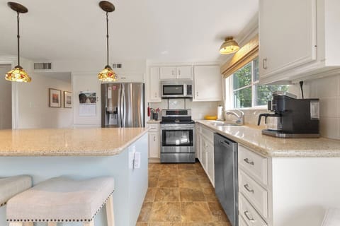 Gorgeous! Keurig Duo coffee maker - single pods plus regular brew