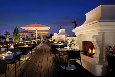 2 restaurants; breakfast, lunch, dinner, and brunch served