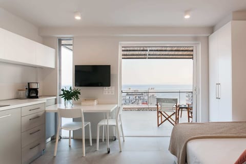 Kitchen table & veranda