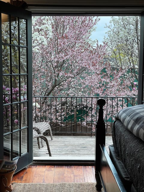 Room, 1 King Bed, Balcony, Garden View | Egyptian cotton sheets, premium bedding, pillowtop beds, minibar