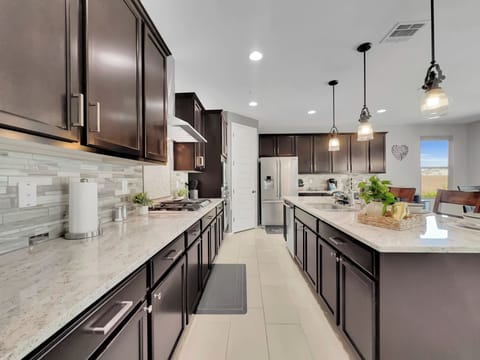 Yes Chef! Well appointed kitchen, you get the groceries, ill get the rest