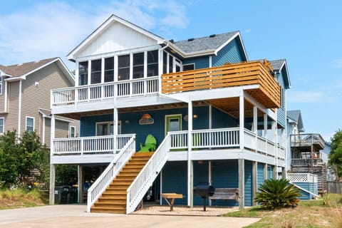 Welcome to Sully's Shore Thing, a vibrant 5-bedroom, 4-bathroom beach retreat in the heart of Corolla's Ocean Sands neighborhood!