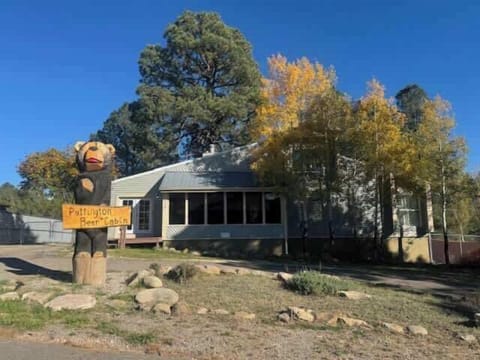 Welcome to Ruidoso's own Puttington Bear Cabin!
