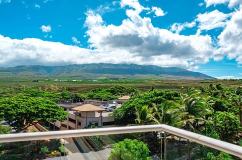 Sip your morning coffee with panoramic views of the West Maui Mountains, where open skies and lush green fields stretch in every direction. HKH-520