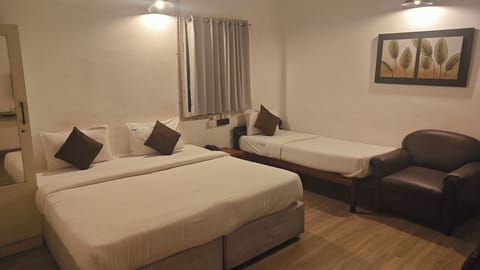 Studio Suite | Laptop workspace, blackout drapes, iron/ironing board, free WiFi