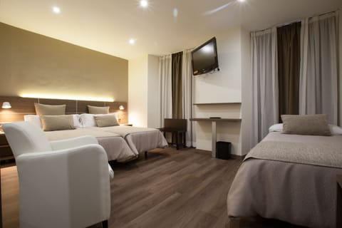 Triple Room | In-room safe, desk, blackout drapes, soundproofing